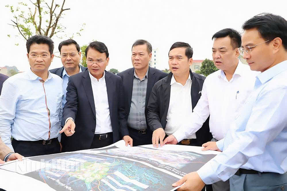 Đồng chí bí thư làm việc thực tế tại dự án